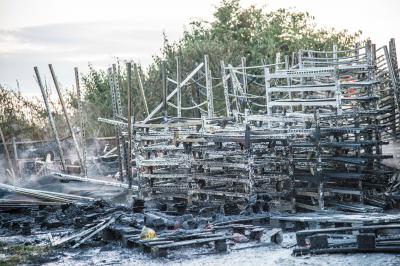 Remseck-Aldingen: Freiflaeche in Vollbrand - Besitzer spendet Blumen fuer die Einsatzkraefte